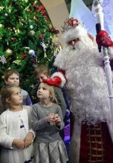 MOSCOW, RUSSIA - DECEMBER 6, 2017: Father Frost from Veliky Ustyug poses with children after a press conference at the Russkaya Pesnya (Russian Song) Moscow State Folklore Music Theatre ahead of the upcoming New Year holidays. Artyom Geodakyan TASS  TS06C235