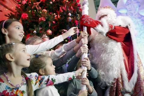 MOSCOW, RUSSIA - DECEMBER 6, 2017: Children touch the staff of Father Frost from Veliky Ustyug at a press conference held at the Russkaya Pesnya (Russian Song) Moscow State Folklore Music Theatre ahead of the upcoming New Year holidays. Artyom Geodakyan TASS  TS06C236