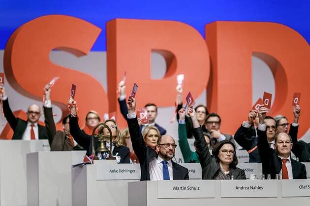 Themen der Woche Bilder des Tages Martin Schulz, Andrea Nahles und Olaf Scholz stimmen ab beim SPD Parteitag im City Cube Berlin, 07.12.2017. Berlin Deutschland