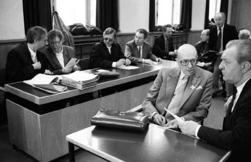 Fortsetzung des Mordprozesses um Thälmannmord DEU, Deutschland, Düsseldorf: Mit der Vernehmung des Zeugen Zbigniew Fuchs (Polen) wurde der Mordprozess an dem KPD-Führer Ernst Thälmann im Landgericht 1988 fortgesetzt.Zeuge Zbigniew Fuchs (Vorn) DEU, Germany, Dusseldorf: With the witness Zbigniew Fuchs (Poland) the murder trial of the KPD leader Ernst Thalmann in the District Court of 1988, continued . NRW