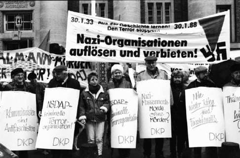 Wiederaqufnahmeverfahren gegen SS-Mann Wolgang Otto DEU, Deutschland, Düsseldorf: Nach der Aufhebung des Urteils gegen den wegen Mordes an dem legendaeren KPD-Fuehrer Ernst Thälmann beschuldigten SS-Mannes Wolfgang Otto begann im Landgericht 1988 das Verfahren erneut.Protest vor dem Landgericht von VVN und DKP DEU, Germany, Dusseldorf: After the annulment of the judgment against the murder of the legendary KPD leaders Ernst Thalmann accused SS man Wolfgang Otto started proceedings in the district court again in 1988 . NRW