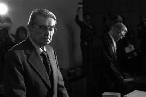 Wiederaqufnahmeverfahren gegen SS-Mann Wolgang Otto DEU, Deutschland, Düsseldorf: Nach der Aufhebung des Urteils gegen den wegen Mordes an dem legendaeren KPD-Fuehrer Ernst Thälmann beschuldigten SS-Mannes Wolfgang Otto begann im Landgericht 1988 das Verfahren erneut.Wolfgang Otto und Verteidiger DEU, Germany, Dusseldorf: After the annulment of the judgment against the murder of the legendary KPD leaders Ernst Thalmann accused SS man Wolfgang Otto started proceedings in the district court again in 1988 . NRW