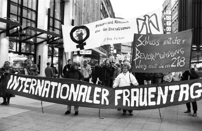 Internationaler Frauentag 1988 DEU, Deutschland, Düsseldorf: Zum Internationalen Frauentag demonstrierten Frauen verschiedener Gruppen, Parteien und der Gewerkschaften 1988 fuer ihre Rechte. DEU, Germany, Dusseldorf: For International Women s Day women demonstrated different groups, political parties and trade unions in 1988 for their rights . NRW