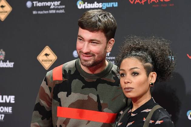 1LIVE Krone 2017 am 07.12.2017 in der Jahrhunderthalle in Bochum Der Sänger Marteria und seine Frau Jadu Freydank