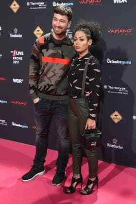 Bilder des Tages 1LIVE Krone 2017 am 07.12.2017 in der Jahrhunderthalle in Bochum Der Sänger Marteria und seine Frau Jadu Freydank