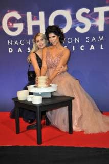 Yvonne Walke und Micaela Schäfer bei der Ghost - Das Musical Premiere am 7.12.2017 in Berlin Ghost - Das Musical Premiere am 7.12.2017 in Berlin