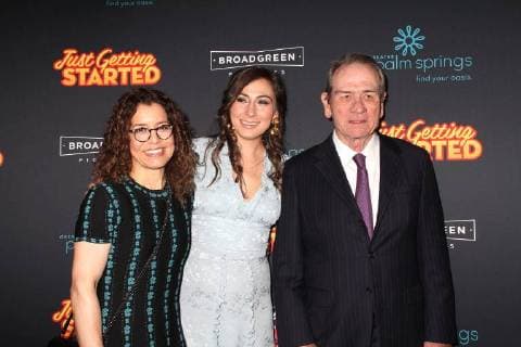 Tommy Lee Jones mit seiner Ehefrau Dawn Laurel-Jones und Tochter Victoria Jones bei der Just Getting Started Film Premiere am 7.12.2017 in Los Angeles Just Getting Started Filmpremiere in Los Angeles, 2017