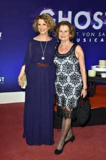 Heike Kloss mit Mutter Waltraud bei der Gala-Premiere von Ghost - Das Musical im Stage Theater des Westens. Berlin, 07.12.2017