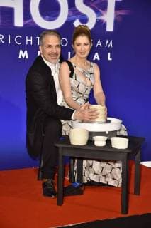 Karsten Speck mit Begleitung bei der Gala-Premiere von Ghost - Das Musical im Stage Theater des Westens. Berlin, 07.12.2017