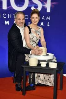 Karsten Speck mit Begleitung bei der Gala-Premiere von Ghost - Das Musical im Stage Theater des Westens. Berlin, 07.12.2017