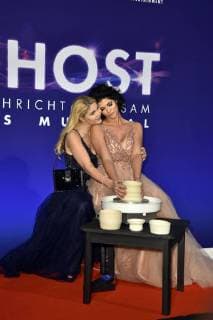 Yvonne Woelke und Micaela Schäfer bei der Gala-Premiere von Ghost - Das Musical im Stage Theater des Westens. Berlin, 07.12.2017