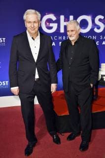 Klaus Wowereit mit Partner Jörn Kubicki bei der Gala-Premiere von Ghost - Das Musical im Stage Theater des Westens. Berlin, 07.12.2017