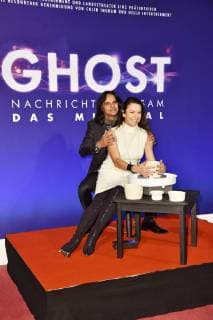 Christine Neubauer mit Freund Jose Campos bei der Gala-Premiere von Ghost - Das Musical im Stage Theater des Westens. Berlin, 07.12.2017