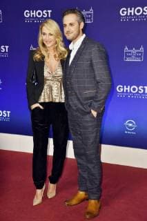 Caroline Beil mit Freund Philipp Sattler bei der Gala-Premiere von Ghost - Das Musical im Stage Theater des Westens. Berlin, 07.12.2017