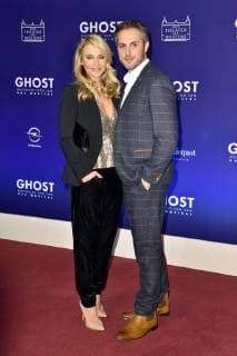 Caroline Beil mit Freund Philipp Sattler bei der Gala-Premiere von Ghost - Das Musical im Stage Theater des Westens. Berlin, 07.12.2017