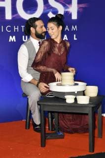 Rebecca Mir mit Freund Massimo Sinato bei der Gala-Premiere von Ghost - Das Musical im Stage Theater des Westens. Berlin, 07.12.2017