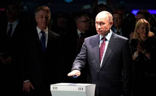Themen der Woche Bilder des Tages December 8, 2017 - Sabetta, Russia - Russian President Vladimir Putin pushes the button to load the first tanker during the official launch of the Yamal LNG plant and export facility December 8, 2017 in Sabetta, Russia. The $27 billion dollar liquified natural gas facility in the Siberian Arctic is expected to help propel Russia into the top exporter of LNG competing with Qatar. Sabetta Russia - ZUMAp138 20171208_zaa_p138_005 Copyright: xKremlinxPoolx