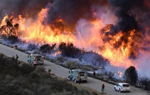 IMAGO Nature: Unsere Erde, Klimawandel, Waldbrände Themen der Woche December 9, 2017. LOS PADRES NATIONAL FOREST, Ca. US forest fire crews fight fire with fire as they set off huge backfires to cut off the northern flank of the Thomas fire near Rose Valley recreation area Saturday. The Thomas Fire has spread to near 150,000 acres. LA DailyNews SCNG . Los Padres National Forest U.S. - ZUMAbl1_ 20171209_zaf_bl1_011 Copyright: xGenexBlevinsx