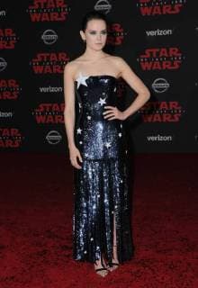 December 9, 2017 - Los Angeles, CA, U.S. - 09 December 2017 - Los Angeles, California - Daisy Ridley. Premiere Of Disney Pictures And Lucasfilm s Star Wars: The Last Jedi held at The Shrine Auditorium in Los Angeles Photo Credit: AdMedia Los Angeles U.S. - ZUMAa123 20171209_zaa_a123_008 Copyright: xBirdiexThompsonx