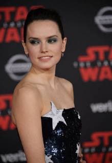 Cast member Daisy Ridley attends the premiere of the sci-fi motion picture fantasy Star Wars: The Last Jedi at the Shrine Auditorium in Los Angeles on December 9, 2017. Storyline: Having taken her first steps into the Jedi world, Rey joins Luke Skywalker on an adventure with Leia, Finn and Poe that unlocks mysteries of the Force and secrets of the past.  LAP2017120904 JIMxRUYMEN