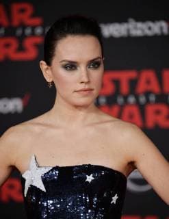 Cast member Daisy Ridley attends the premiere of the sci-fi motion picture fantasy Star Wars: The Last Jedi at the Shrine Auditorium in Los Angeles on December 9, 2017. Storyline: Having taken her first steps into the Jedi world, Rey joins Luke Skywalker on an adventure with Leia, Finn and Poe that unlocks mysteries of the Force and secrets of the past.  LAP2017120905 JIMxRUYMEN