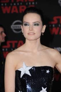 Premiere Of Disney Pictures And Lucasfilm s Star Wars: The Last Jedi a Los Angeles. 09 December 2017 - Los Angeles, California - Daisy Ridley. Premiere Of Disney Pictures And Lucasfilm s Star Wars: The Last Jedi held at The Shrine Auditorium in Los Angeles Photo Credit: Birdie Thompson AdMedia 222910 2017-12-09 CA Los Angeles Etats-Unis  Copyright: xAdMediax STAR_222910_003