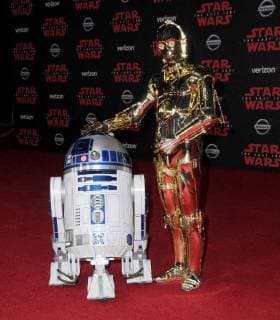 Premiere Of Disney Pictures And Lucasfilm s Star Wars: The Last Jedi a Los Angeles. 09 December 2017 - Los Angeles, California - R2-D2, C-3PO. Premiere Of Disney Pictures And Lucasfilm s Star Wars: The Last Jedi held at The Shrine Auditorium in Los Angeles Photo Credit: Birdie Thompson AdMedia 222910 2017-12-09 CA Los Angeles Etats-Unis  Copyright: xAdMediax STAR_222910_032