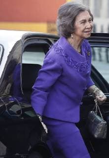 Spain s emeritus Queen Sofia (C) arrives to attend the awarding ceremony of 1st Juan Antonio Carrillo Salcedo Award for Human Rights at Seville University in Seville, southern Spain, 10 December 2017. Queen Sofia received the prize on behalf of Queen Sofia Foundation. Spain s emeritus queen Sofia receives Juan Antonio Carrillo Salcedo Award for Human Rights !ACHTUNG: NUR REDAKTIONELLE NUTZUNG!  Copyright: xJoséxManuelxVidal.x GRAF029 20171210-636485114843579216