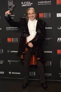 Leendert van Nimwegen mit dem Preis für das beste Make-up in Brimstone bei der Verleihung des 30. Europäischen Filmpreises 2017 im Haus der Berliner Festspiele. Berlin, 09.12.2017