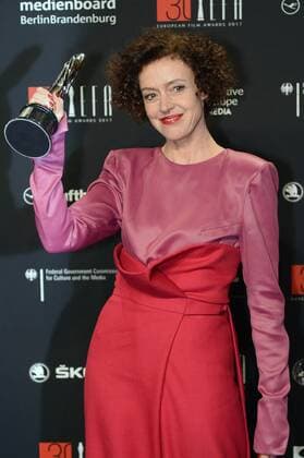 Maria Schrader mit dem Publikumspreis für die Regie bei Vor der Morgenröte bei der Verleihung des 30. Europäischen Filmpreises 2017 im Haus der Berliner Festspiele. Berlin, 09.12.2017