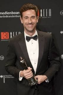 Oriol Tarrago mit dem Preis für den besten Sound bei A Monster Calls A Monster Calls , bei der Verleihung des 30. Europäischen Filmpreises 2017 im Haus der Berliner Festspiele. Berlin, 09.12.2017
