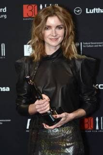 Anna Zamecka mit dem Preis für den besten Dokumentarfilm Komunia Kommunion bei der Verleihung des 30. Europäischen Filmpreises 2017 im Haus der Berliner Festspiele. Berlin, 09.12.2017