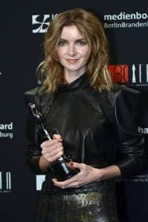Anna Zamecka mit dem Preis für den besten Dokumentarfilm Komunia Kommunion bei der Verleihung des 30. Europäischen Filmpreises 2017 im Haus der Berliner Festspiele. Berlin, 09.12.2017