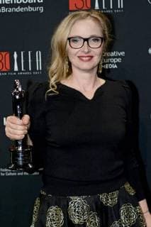 Julie Delpy mit dem Preis für die beste europäische Leistung im Weltkino bei der Verleihung des 30. Europäischen Filmpreises 2017 im Haus der Berliner Festspiele. Berlin, 09.12.2017
