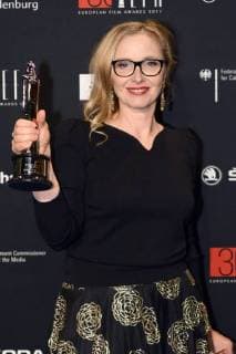 Julie Delpy mit dem Preis für die beste europäische Leistung im Weltkino bei der Verleihung des 30. Europäischen Filmpreises 2017 im Haus der Berliner Festspiele. Berlin, 09.12.2017