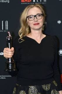 Julie Delpy mit dem Preis für die beste europäische Leistung im Weltkino bei der Verleihung des 30. Europäischen Filmpreises 2017 im Haus der Berliner Festspiele. Berlin, 09.12.2017