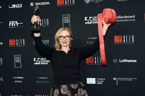 Julie Delpy mit dem Preis für die beste europäische Leistung im Weltkino bei der Verleihung des 30. Europäischen Filmpreises 2017 im Haus der Berliner Festspiele. Berlin, 09.12.2017