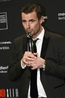 Claes Bang mit dem Preis für den besten Schauspieler in The Square bei der Verleihung des 30. Europäischen Filmpreises 2017 im Haus der Berliner Festspiele. Berlin, 09.12.2017