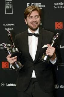 Ruben Östlund mit den Preisen für die beste Regie, die beste europäische Komödie und den besten europäischen Film The Square bei der Verleihung des 30. Europäischen Filmpreises 2017 im Haus der Berliner Festspiele. Berlin, 09.12.2017