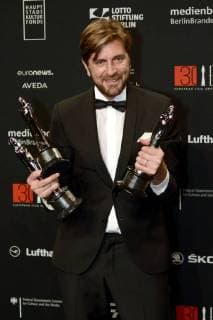Ruben Östlund mit den Preisen für die beste Regie, die beste europäische Komödie und den besten europäischen Film The Square bei der Verleihung des 30. Europäischen Filmpreises 2017 im Haus der Berliner Festspiele. Berlin, 09.12.2017