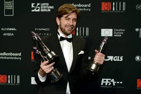 Ruben Östlund mit den Preisen für die beste Regie, die beste europäische Komödie und den besten europäischen Film The Square bei der Verleihung des 30. Europäischen Filmpreises 2017 im Haus der Berliner Festspiele. Berlin, 09.12.2017