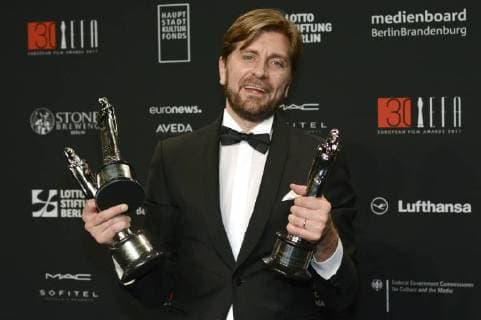 Ruben Östlund mit den Preisen für die beste Regie, die beste europäische Komödie und den besten europäischen Film The Square bei der Verleihung des 30. Europäischen Filmpreises 2017 im Haus der Berliner Festspiele. Berlin, 09.12.2017