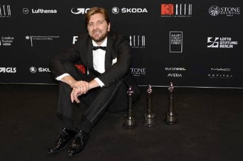 Ruben Östlund mit den Preisen für die beste Regie, die beste europäische Komödie und den besten europäischen Film The Square bei der Verleihung des 30. Europäischen Filmpreises 2017 im Haus der Berliner Festspiele. Berlin, 09.12.2017