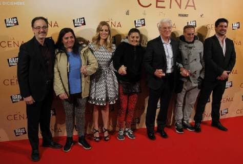 Premiere of the film La Cena, with the assistance of its main character Richard Gere. (Photo: Jose Cuesta 261 Cordon Press). The team of the film and some homeless of the ngo RAIS with Richard Gere and Alejandra Silva. Cordon Press  J.xLuisxCuesta