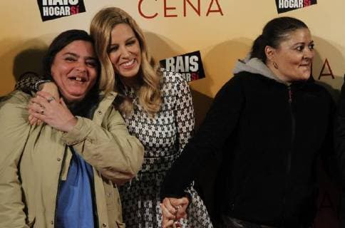 Premiere of the film La Cena, with the assistance of its main character Richard Gere. (Photo: Jose Cuesta 261 Cordon Press). Alejandra Silva greets to women without home invited to the premiere. Cordon Press  J.xLuisxCuesta