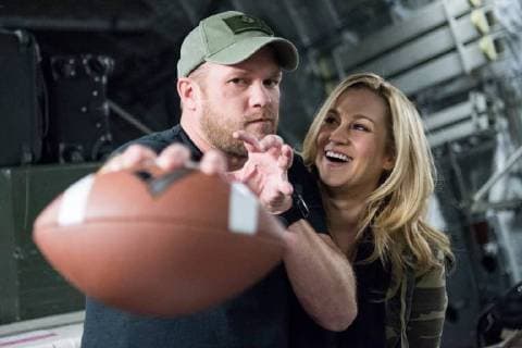 December 23, 2016 - In flight - Country music songwriter Kyle Jacobs and singer Kellie Pickler joke around on the plane en route to the Middle East to meet with U.S. soldiers for the CJCS USO Holiday Tour December 23, 2016. In flight - ZUMAp138 20161223_zaa_p138_041 Copyright: xPo2xDominiquexA.xPineirox