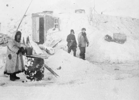 SS Chelyuskin , a Soviet steamship sent out on an expedition to navigate through polar ice along the Northern Maritime Route from Murmansk to Vladivostok , has became ice-bound in Arctic waters during navigation . It was caught in the ice fields in September. After that it drifted in the ice pack before sinking on February 13 , 1934, crushed by the icepacks near Kolyuchin Island in the Chukchi Sea . The crew managed to escape onto the ice and built a makeshift airstrip using only a few spades , ice shovels and two crowbars , which helped in the rescue of the crew . Fifty three men walked over the ice with stores on husky sleds . Photo shows ; Members of the Chelyuskin expedition working in the camp . 1934, Russia Federation Copyright: Topfoto  !ACHTUNG AUFNAHMEDATUM GESCHÄTZT! UnitedArchivesEU038097