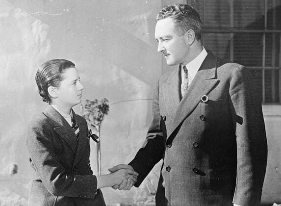 Freddie Bartholomew invited by Admiral Byrd to to accompany South Pole expedition . Freddie Bartholomew , British boy film actor , realised the dream of every schoolboy when he received a bona fide invitation from Admiral Richard Byrd , famous explorer , to accompany him on his next South Pole expedition . The Admiral , who lunched with Freddie during a visit to Metro Goldwyn Mayer studios in Hollywood , told him all about the last expedition . As the next Polar expedition won t leave for another two years , Freddie will have plenty of time to make necessary preparations and a couple of films in the meantime . Photo shows , Freddie Bartholomew shaking hands with Admiral Richard Byrd in Hollywood . 15 March 1937, London United Kingdom England Copyright: Topfoto  !ACHTUNG AUFNAHMEDATUM GESCHÄTZT! UnitedArchivesEU047006
