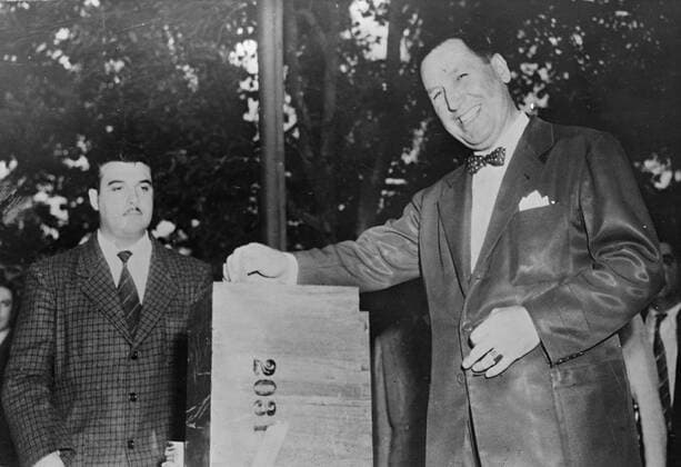 Juan Peron casts his vote in Argentine elections, Argentina Copyright: Topfoto  !ACHTUNG AUFNAHMEDATUM GESCHÄTZT! UnitedArchivesEU047468