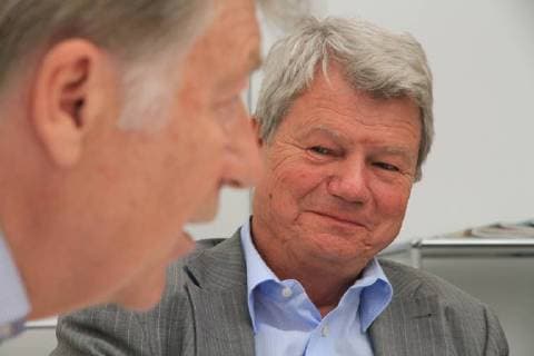 Eberhard Diepgen (CDU), ehemaliger Regierender Bürgermeister von Berlin und Wolfgang Wieland (Bündnis 90 Die Grünen), ehemaliger Abgeordneter - beide jetzt Flüchtlingsbeirats-Mitglieder; fotografiert beim Interview im Tagesspiegel-Verlagsgebäude in Berlin-Kreuzberg. Berlin Deutschland *** Eberhard Diepgen CDU Former Governing Mayor of Berlin and Wolfgang Wieland Alliance 90 The Greens former MEP both now Refugee Advisory Council members photographed during interview in the Tagesspiegel publishing house in Berlin Kreuzberg Berlin Germany Copyright: xThiloxRückeisxTSPx